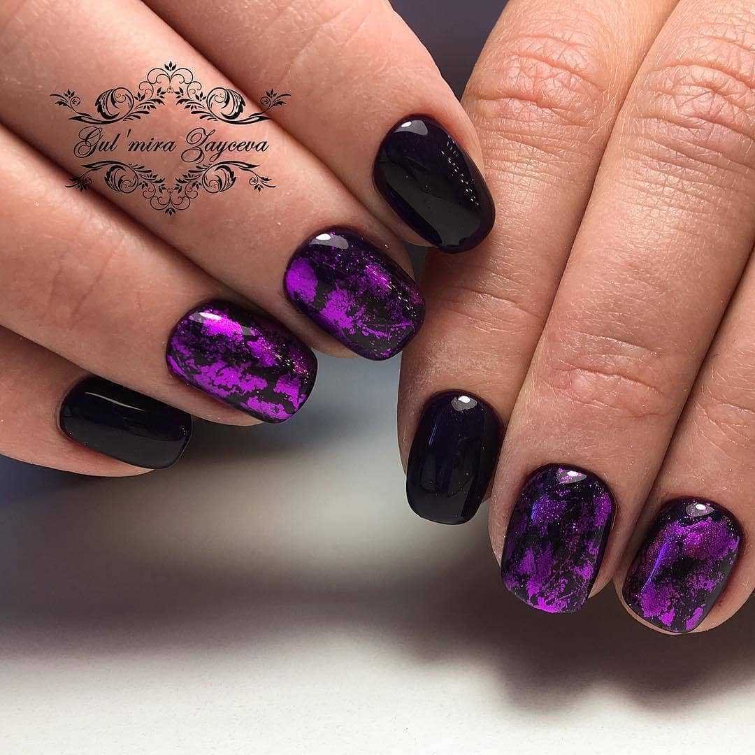 фіолетові нігті з чорним