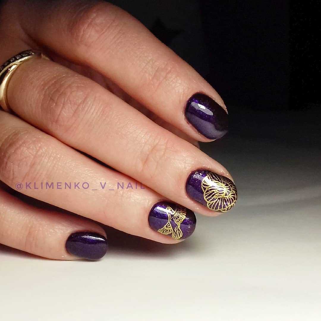 фіолетові нігті з золотом