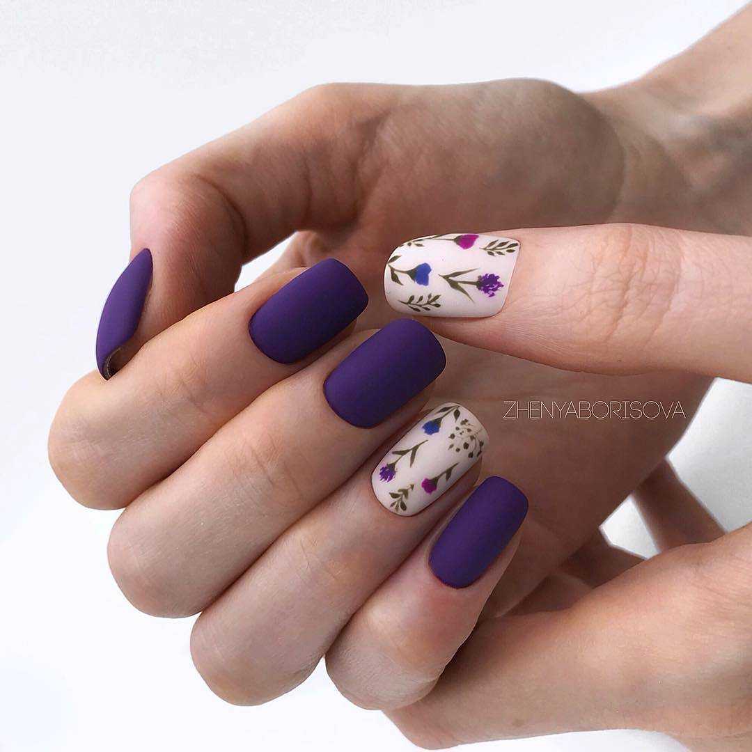 фіолетові нігті з білим