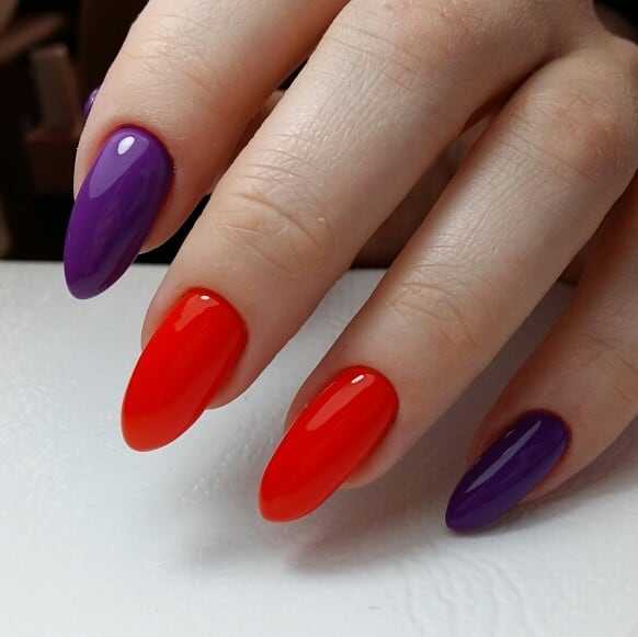 червоно-фіолетові нігті