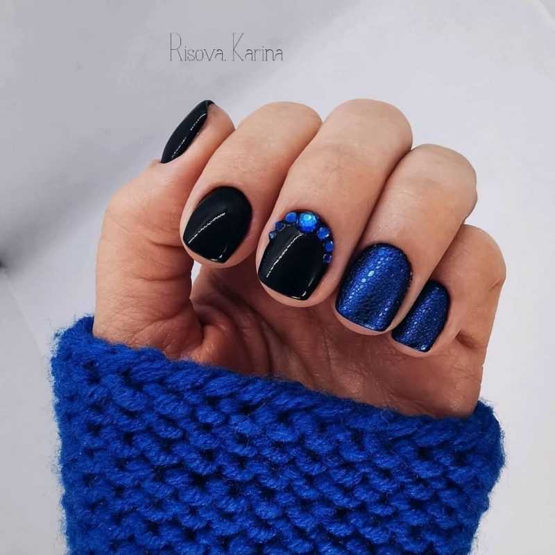 чорний пінний манікюр з синьою втіркой, синіми стразами, на короткі нігті