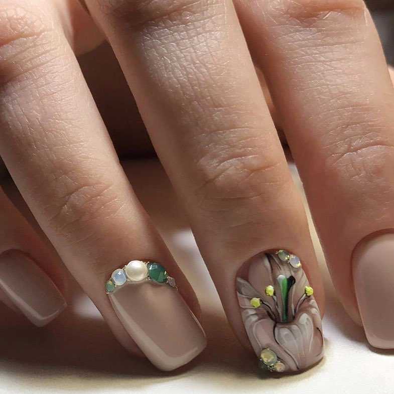 квіти на нігтях